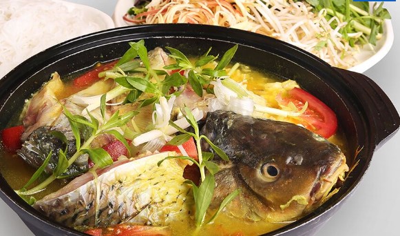 Canh chua cá chép giòn