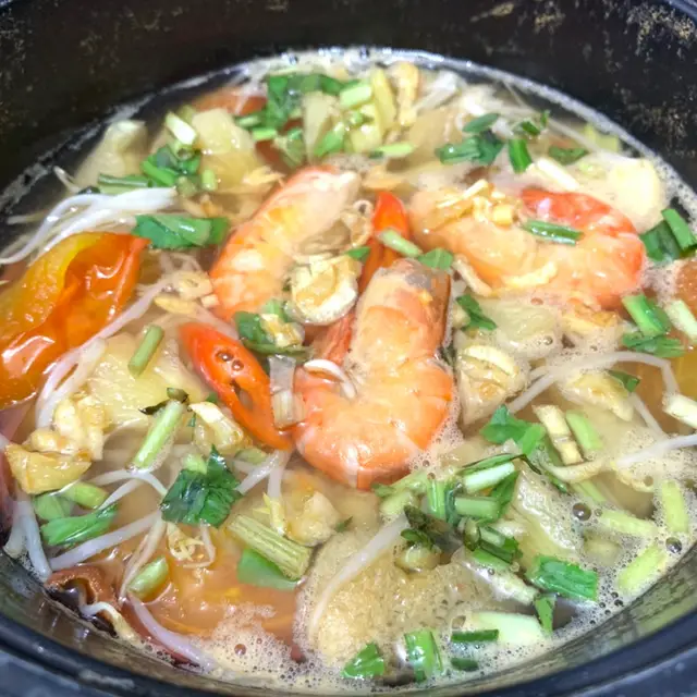 Canh chua tôm lóng