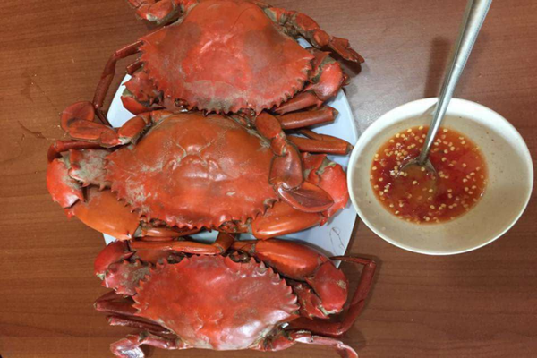 Cua thịt luộc nước dừa