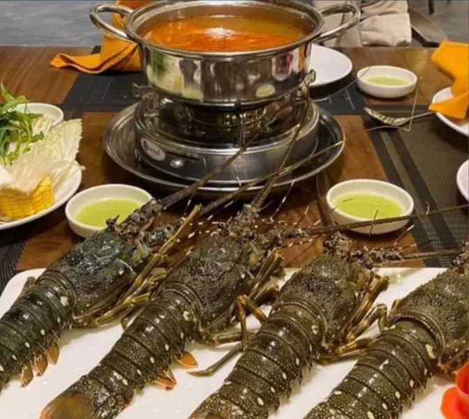 Lẩu tôm hùm tre