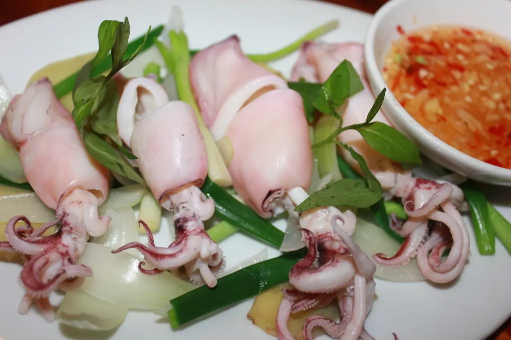 Mực ống hấp hành gừng