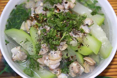 Nghêu nấu canh bầu