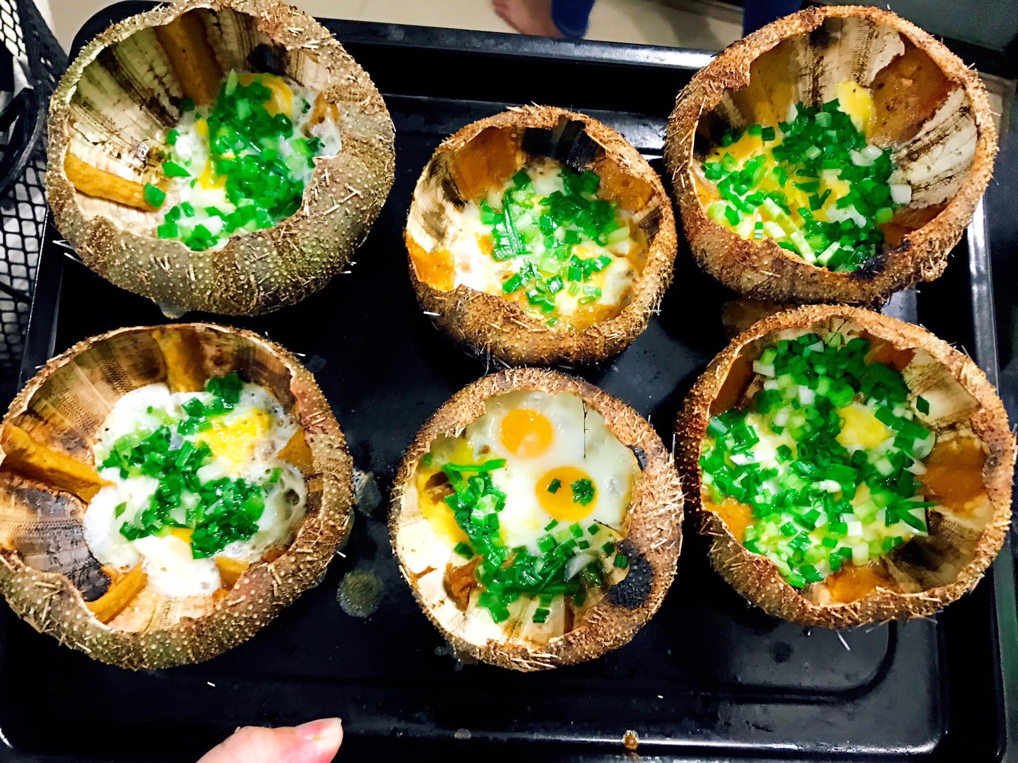 Nhum đại nướng mỡ hành với trứng