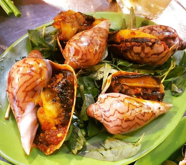 Ốc giác đen nướng mắm