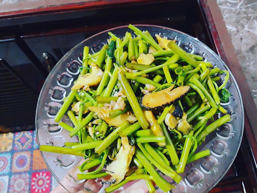 Ốc giác đen xào rau muống