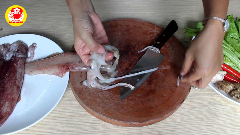 Hướng dẫn sơ chế mực ống đúng cách, không tanh, không dai Hướng dẫn sơ chế mực ống đúng cách, không tanh, không dai