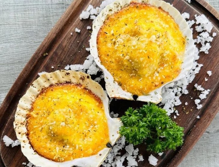 Sò điệp Nhật sống nướng phô mai