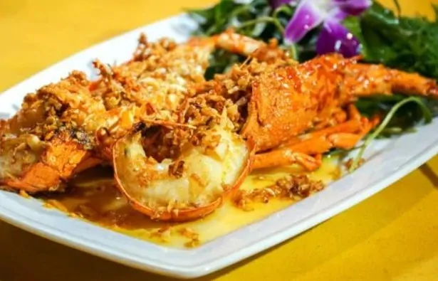 Tôm hùm bông cháy bơ tỏi