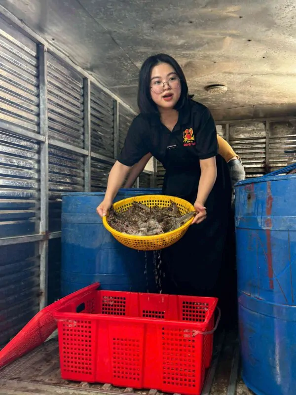 Tôm sú tươi rói vừa đánh bắt lên bờ