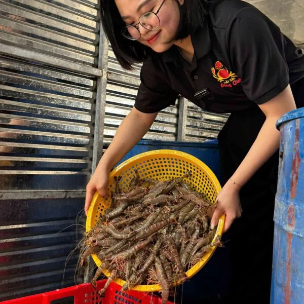 Thưởng thức tôm sú rang me chua ngọt đậm đà