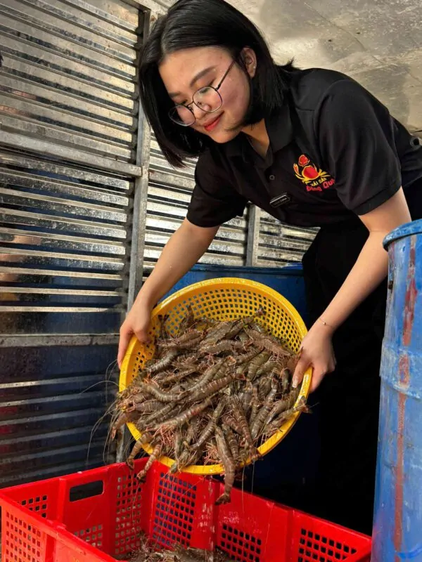 Thưởng thức tôm sú rang me chua ngọt đậm đà