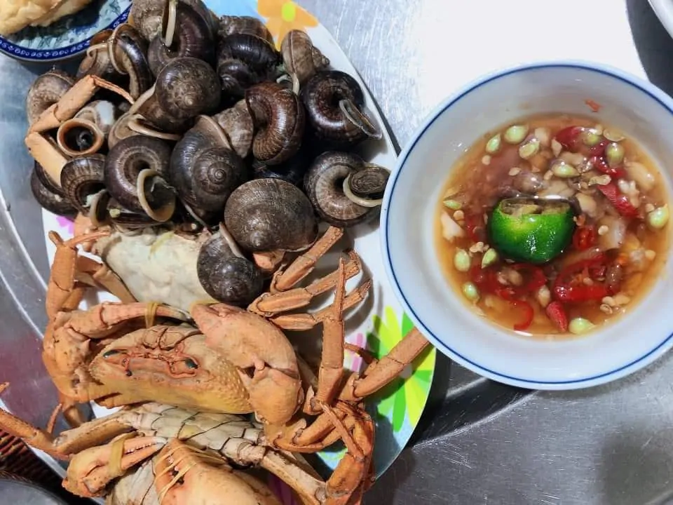 Cua Đá hấp chấm mắm