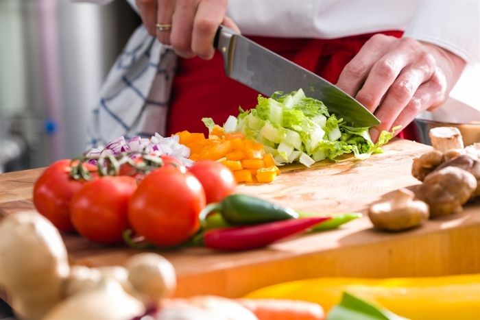 Sơ chế nguyên liệu nấu lẩu cua hoàng đế Sơ chế nguyên liệu nấu lẩu cua hoàng đế