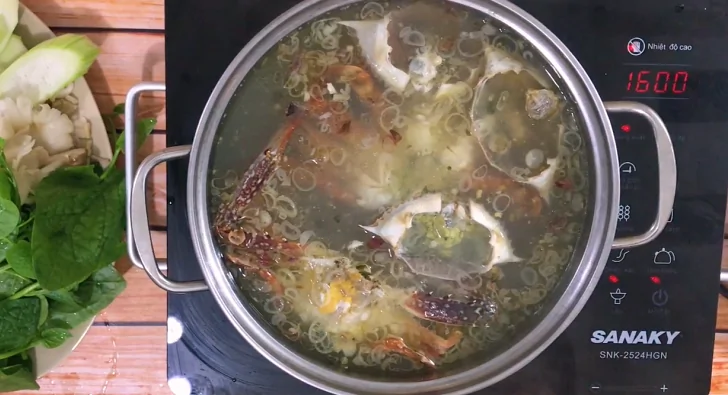 Nấu món lẩu ghẹ tiêu xanh