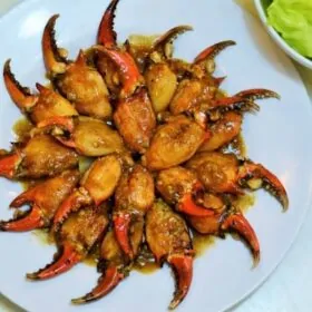 Càng cua đá rang me thơm lừng