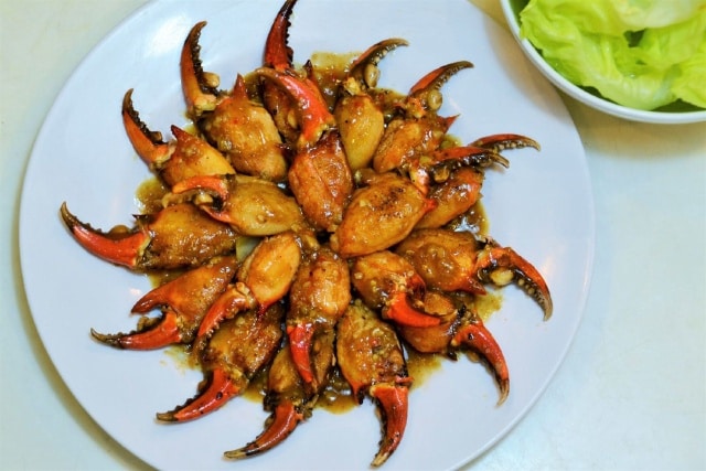 Càng cua đá rang me thơm lừng