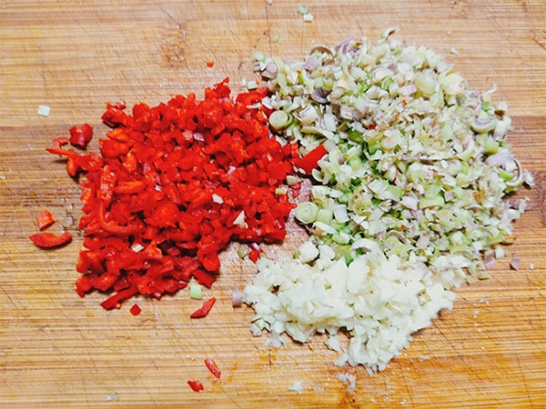 Chuẩn bị nguyên liệu sả ớt
