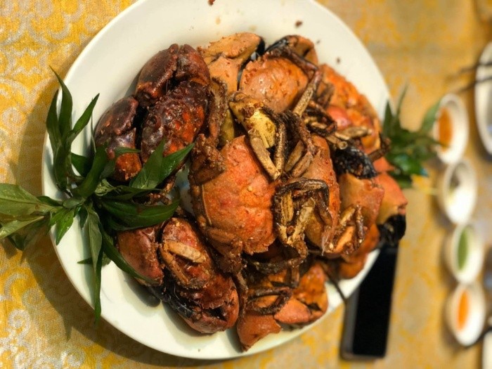 Cua đá rang muối ớt thơm lừng