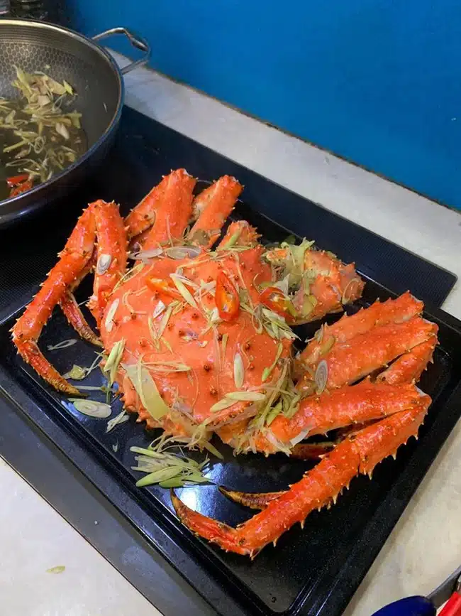 Review trải nghiệm ăn cua hoàng đế tại nhà