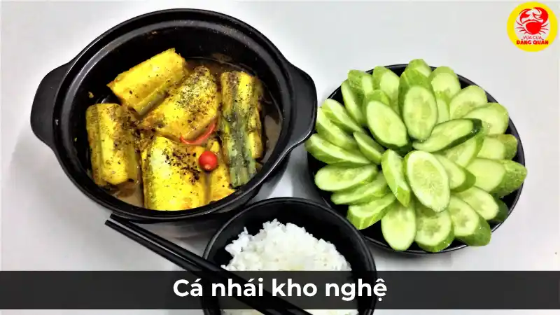 Cá nhái kho nghệ đậm đà, vàng ươm, ăn kèm dưa leo, một món ngon bổ dưỡng từ Vựa Cua Đăng Quân