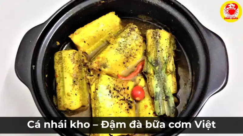 Món cá nhái kho nghệ vàng óng đậm đà hương vị, bày trong nồi đất.