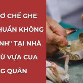 Hướng dẫn cách sơ chế ghẹ xanh tại nhà, minh họa bằng hình ảnh đang làm sạch phần mang và yếm ghẹ để khử tanh