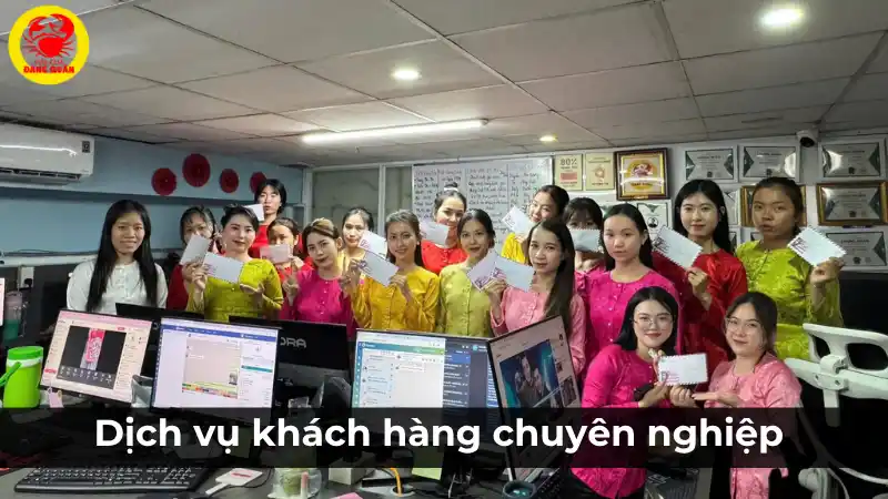 Đội ngũ nhân viên chuyên nghiệp và tận tâm của Vựa Cua Đăng Quân, luôn sẵn sàng tư vấn cho khách hàng.