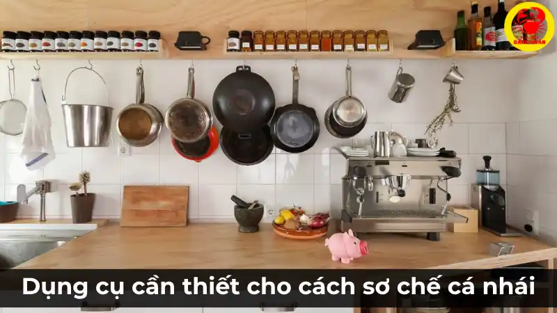 Các dụng cụ nhà bếp cần thiết để sơ chế cá nhái, bao gồm dao, thớt, kéo