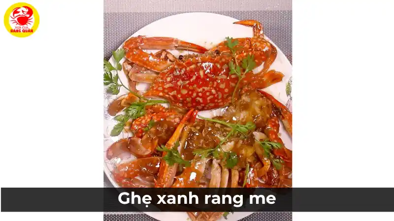 Đĩa ghẹ xanh rang me thành phẩm, với những con ghẹ đỏ au được phủ đều lớp sốt me chua ngọt, sánh đậm