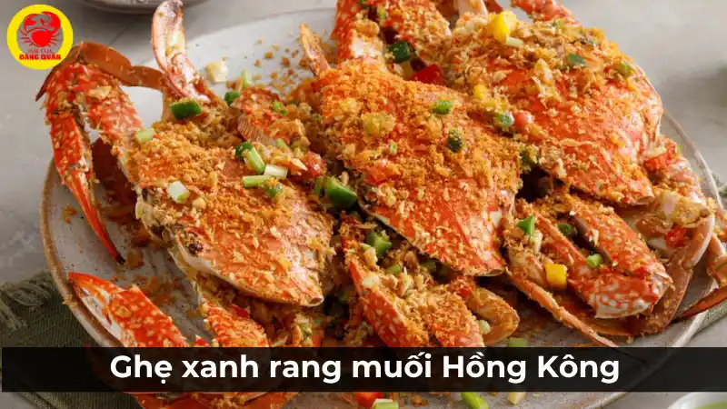 Đĩa ghẹ xanh rang muối Hồng Kông thành phẩm, với lớp vỏ giòn rụm được phủ đều muối, tỏi, và ớt rang thơm lừng
