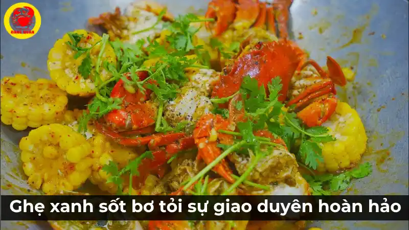 Đĩa ghẹ xanh sốt bơ tỏi thành phẩm, với những con ghẹ đỏ au được phủ đều lớp sốt bơ tỏi vàng óng, béo ngậy