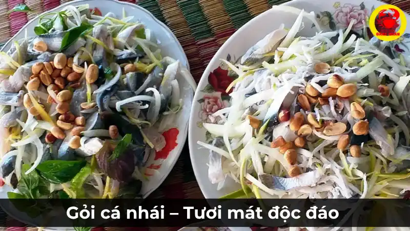 Đĩa gỏi cá nhái tươi mát, lạ miệng, được trộn cùng rau thơm, xoài xanh và nước mắm chua ngọt