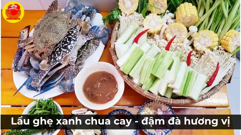 Nồi lẩu ghẹ xanh chua cay đang sôi sùng sục, bên trong có ghẹ xanh tươi ngon và các loại rau nấm ăn kèm