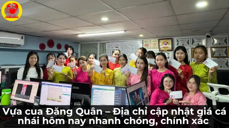 Đội ngũ Vựa Cua Đăng Quân đang tư vấn và báo giá cá nhái cho khách hàng