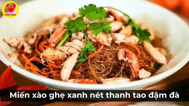 Đĩa miến xào ghẹ xanh thành phẩm, với sợi miến dai mềm quyện với thịt ghẹ tươi ngọt và các loại rau củ