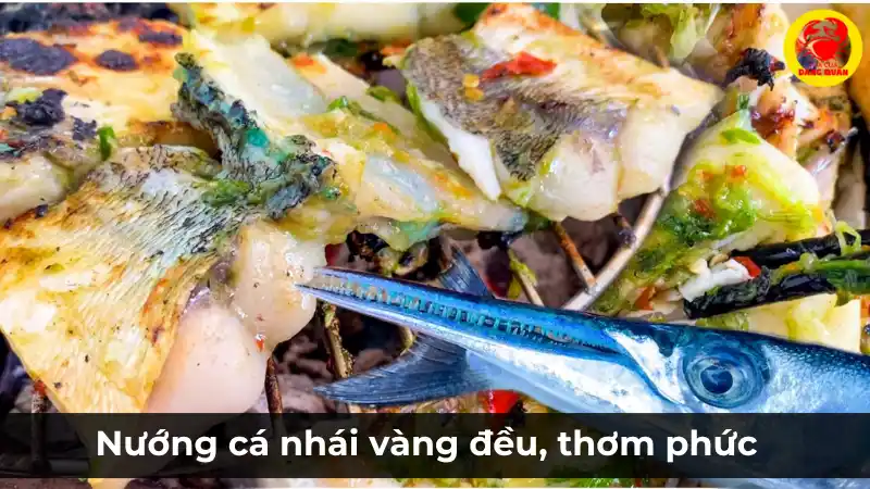 Cá nhái được nướng trên bếp than hoa cho đến khi vàng đều, thơm phức, da giòn