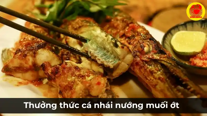 Thưởng thức món cá nhái nướng muối ớt nóng hổi, ăn kèm rau sống và chấm muối tiêu chanh