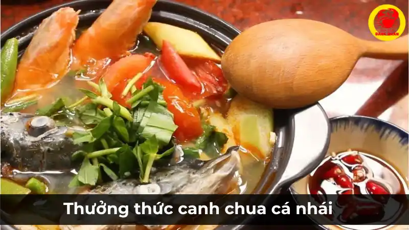 Thưởng thức món canh chua cá nhái cùng cơm nóng và nước mắm ớt trong bữa cơm gia đình