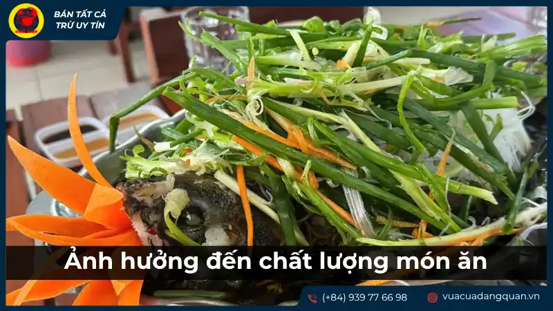 Các loại rau tươi xanh và gia vị được cắt thái gọn gàng, có thể dùng để chế biến món ăn từ cá mú.