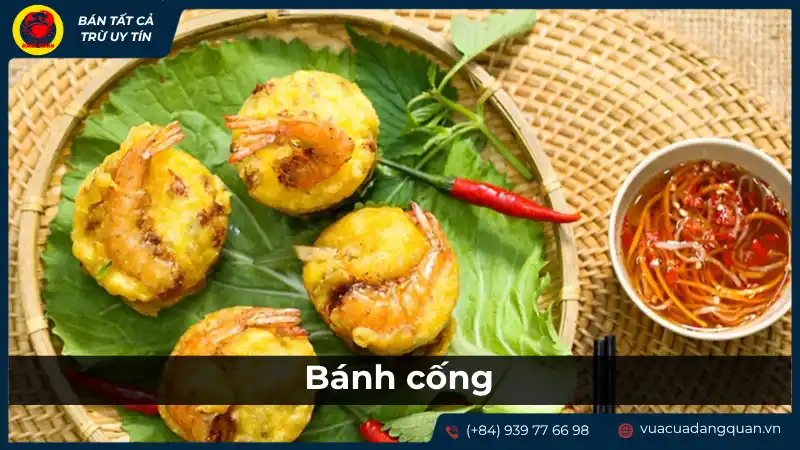 Bánh cống nóng hổi, giòn rụm với nhân tôm thịt, ăn kèm rau sống và nước chấm chua ngọt