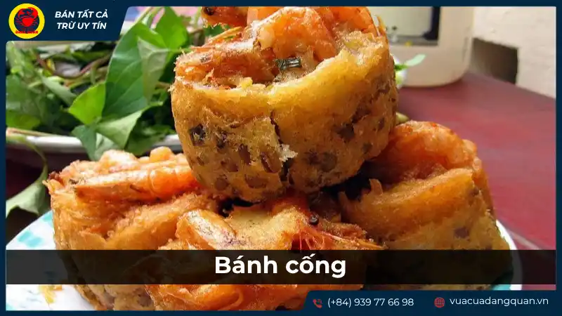 Bánh cống vàng giòn, nhân tôm thịt, ăn kèm rau sống và nước chấm