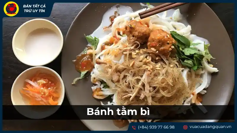 Đĩa bánh tằm bì trộn đều với thịt bì, rau thơm và nước mắm chua ngọt