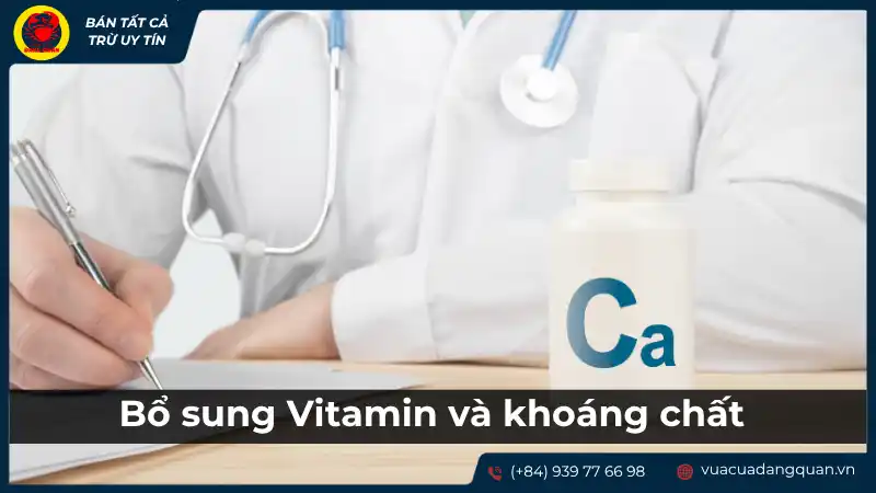 Bác sĩ hoặc nhân viên y tế đang giới thiệu về việc bổ sung vitamin và khoáng chất, đặc biệt là canxi (Ca), cho bà bầu.