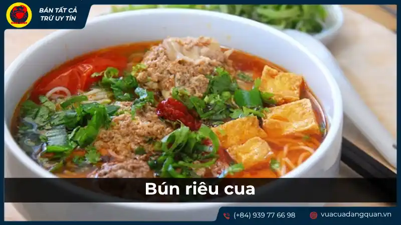 Tô bún riêu cua với nước dùng đỏ gạch, đầy đủ riêu cua, đậu phụ, huyết và rau sống