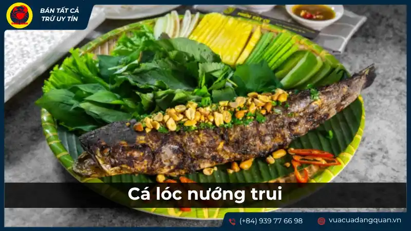 Cá lóc nướng trui thơm lừng trên xiên tre, ăn kèm rau sống và nước chấm