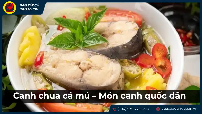 Bát canh chua cá mú nóng hổi với thịt cá và các loại rau ăn kèm, biểu tượng cho món canh quốc dân.