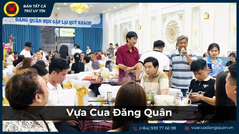 Quang cảnh khách hàng đang thưởng thức hải sản tại Vựa Cua Đặng Quân