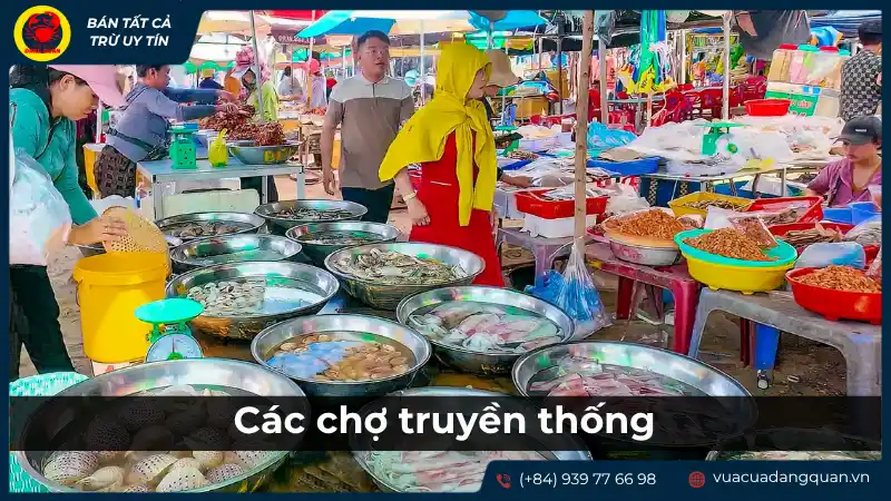 Quang cảnh chợ truyền thống với nhiều gian hàng hải sản tươi sống, đặc biệt là cá mú, minh họa địa điểm mua cá mú.