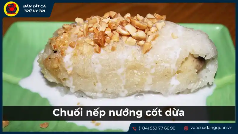 Chuối nếp nướng cốt dừa thơm lừng, vàng óng, rắc đậu phộng rang giòn