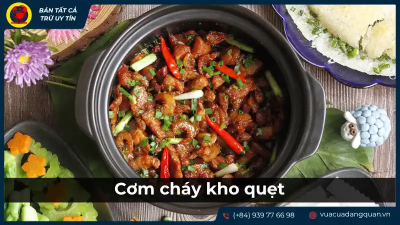 Đĩa cơm cháy khô quẹt vàng giòn, ăn kèm với kho quẹt mặn ngọt và rau củ luộc